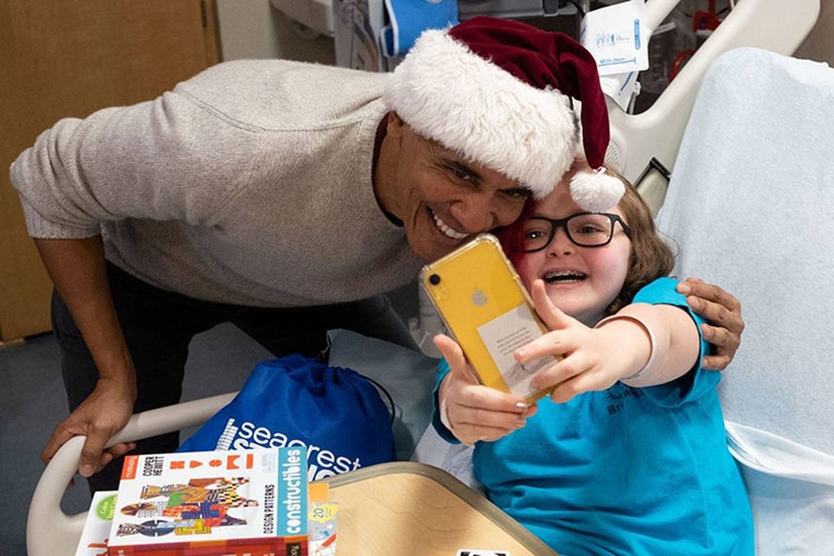 ‘Santa’ Obama Surprises Children’s Hospital