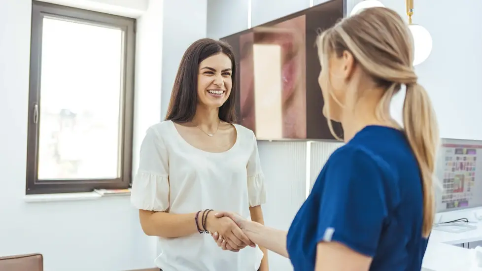 travel nurse meets with travel nurse agency recruiter