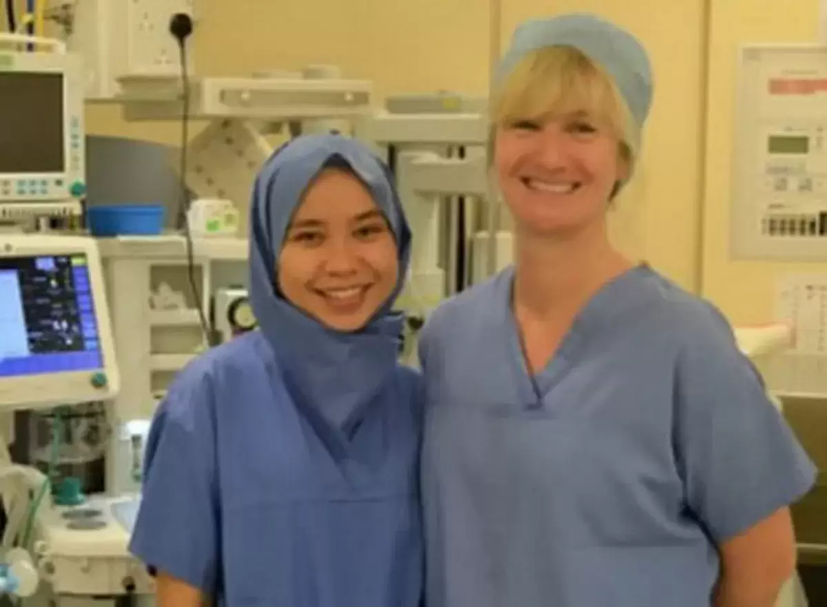 Medical Student Creates First Disposable Hijab - Hospital Now Offers Them To Muslim Staff