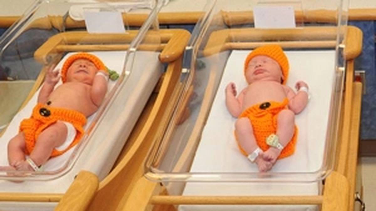 Cuteness Overload! Hospital Dresses Newborn Babies As Pumpkins.