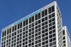 Kaiser Permanente headquarters building with the organization’s logo displayed at the top against a blue sky.